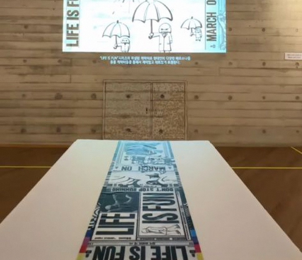 목재 벽 앞 테이블 위의 설치 작품